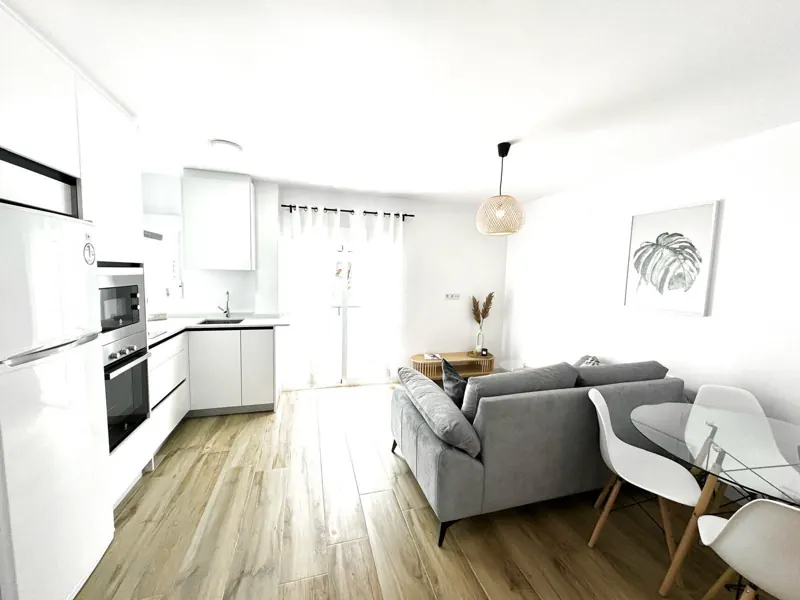 Piso reformado íntegramente con cocina abierta al salón y suelo laminado